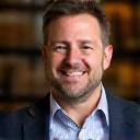 Portráid ghairmiúil de Dara Ó Macháin.