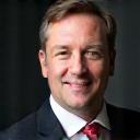 Portráid ghairmiúil de Eoin Mac Fheorais.